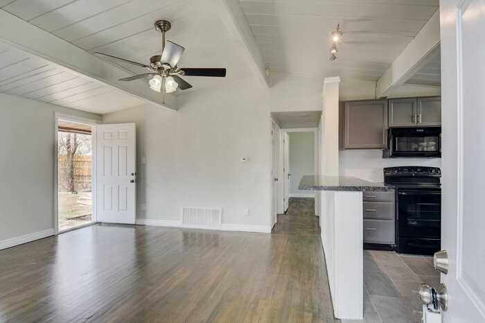 918 S Arcadia St - Photo 3 of 18