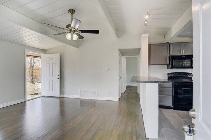 918 S Arcadia St - Photo 4 of 18