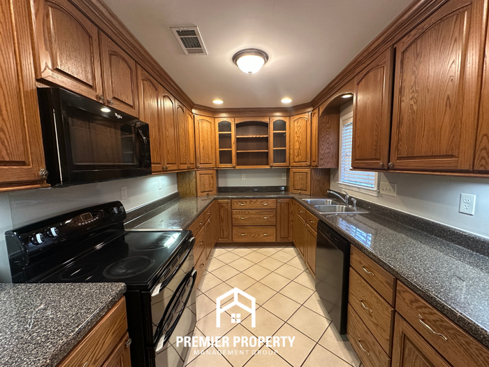 8254 Hardwood Cv - Photo 5 of 24
