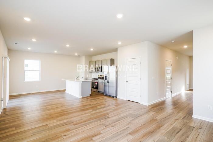 554 Torrey Pines Ln - Photo 2 of 27