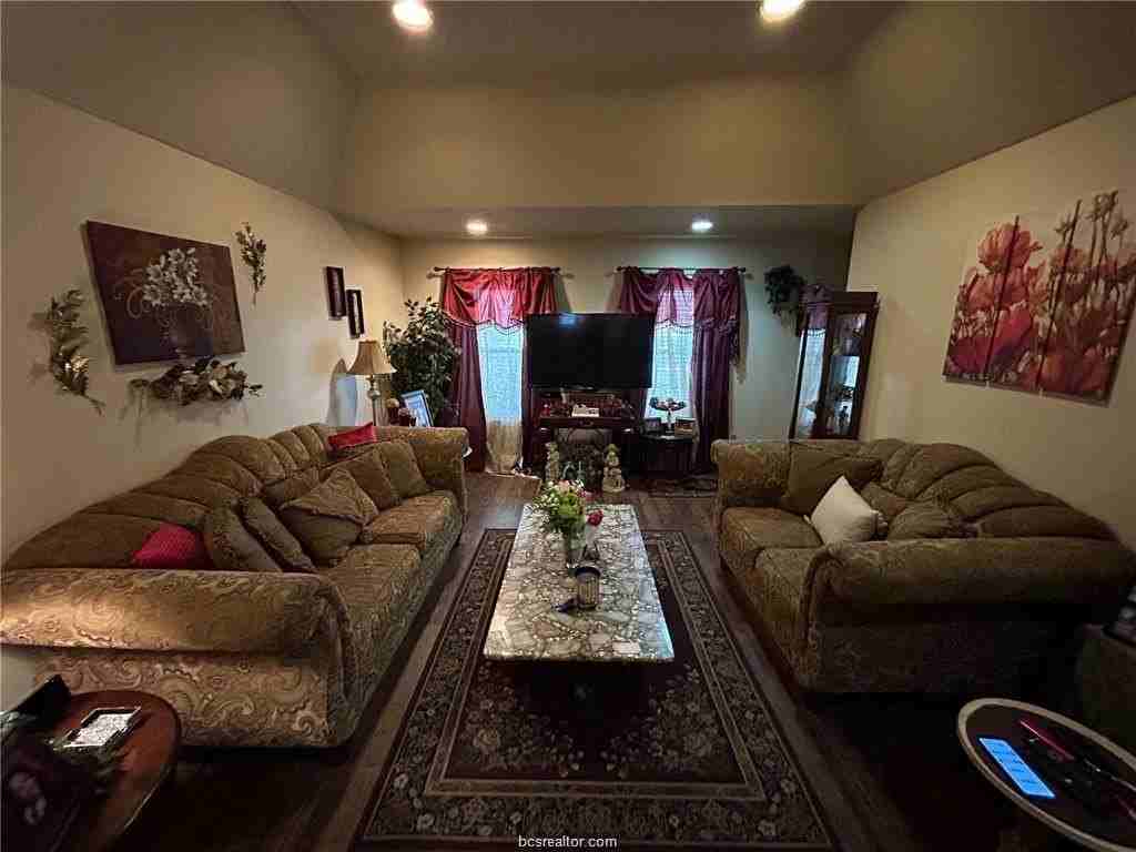 900 Azalea Ct Apt B - Photo 3 of 17