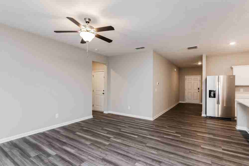 99 Hyde Park - Photo 4 of 17