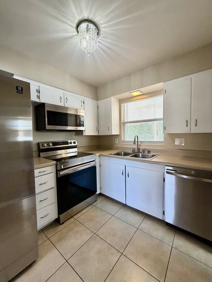 1612 Young Ave #1 - Photo 2 of 32