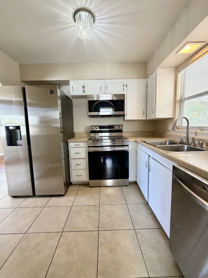 1612 Young Ave #1 - Photo 3 of 32