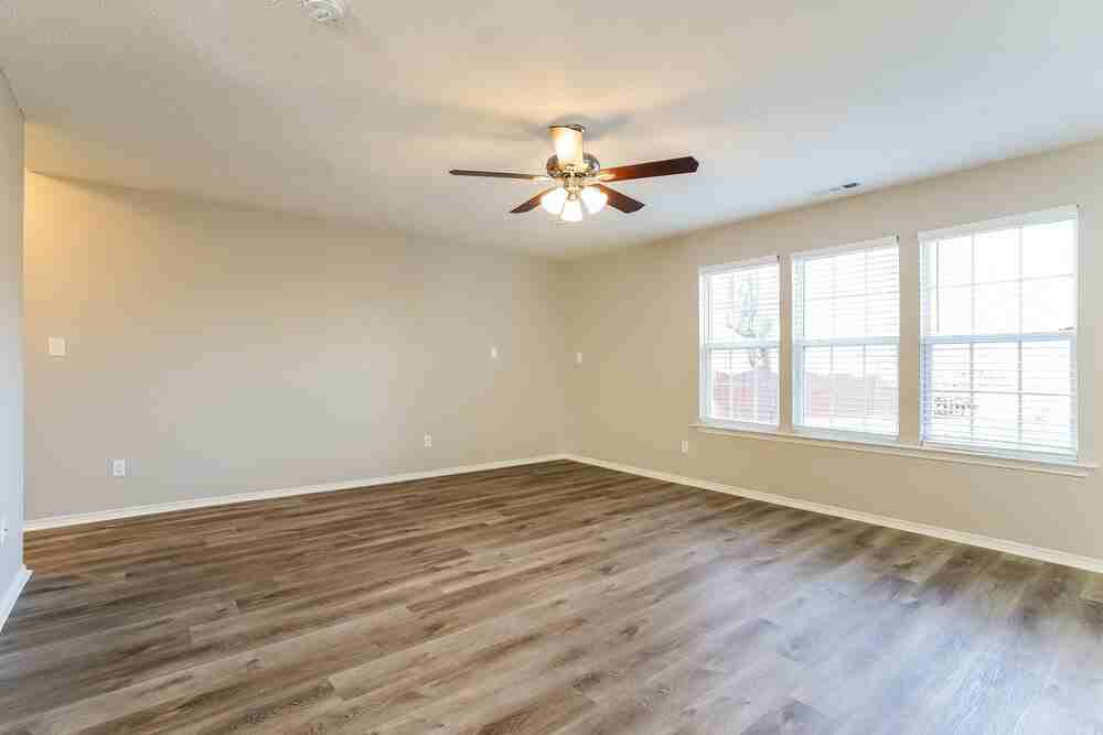 6333 Saybrooke Dr - Photo 4 of 17