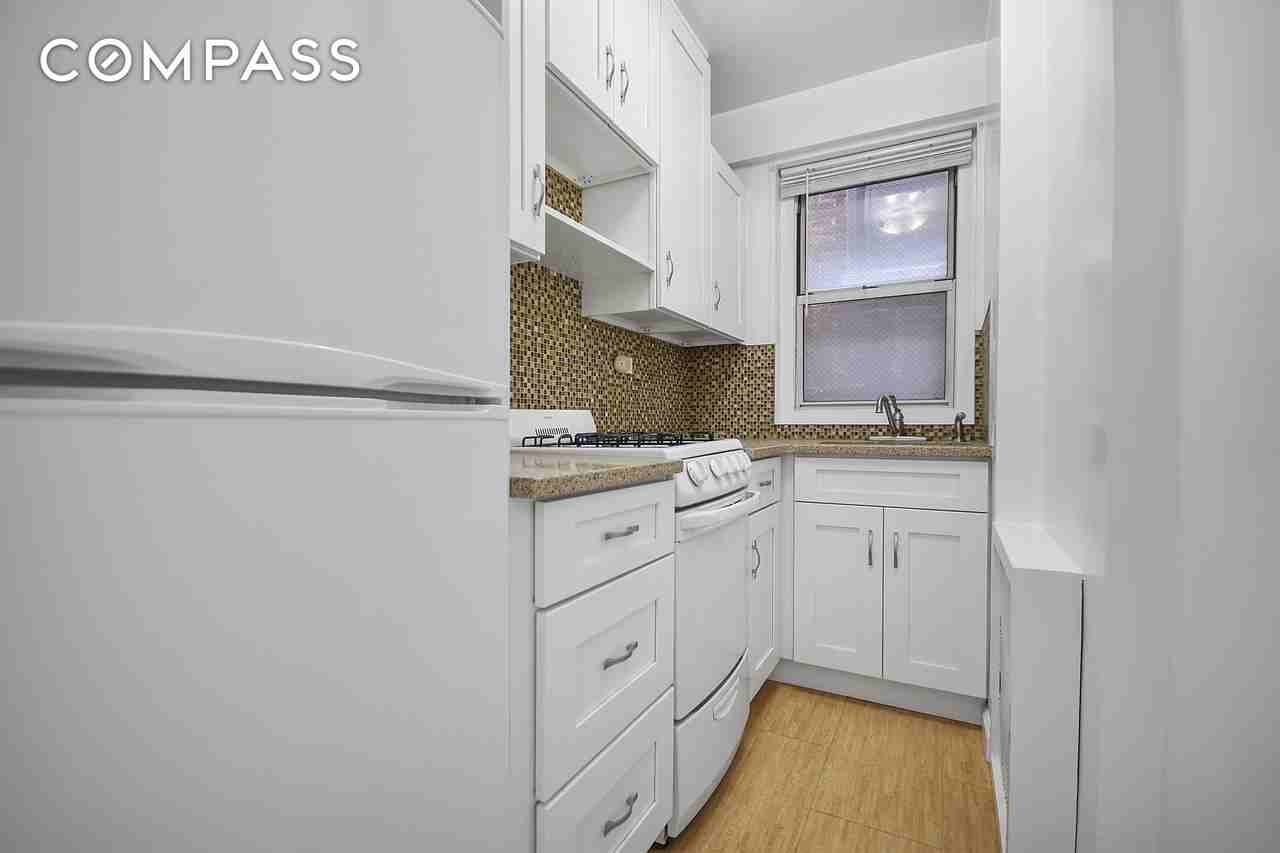 404 E 66th St #5M - Photo 3 of 5