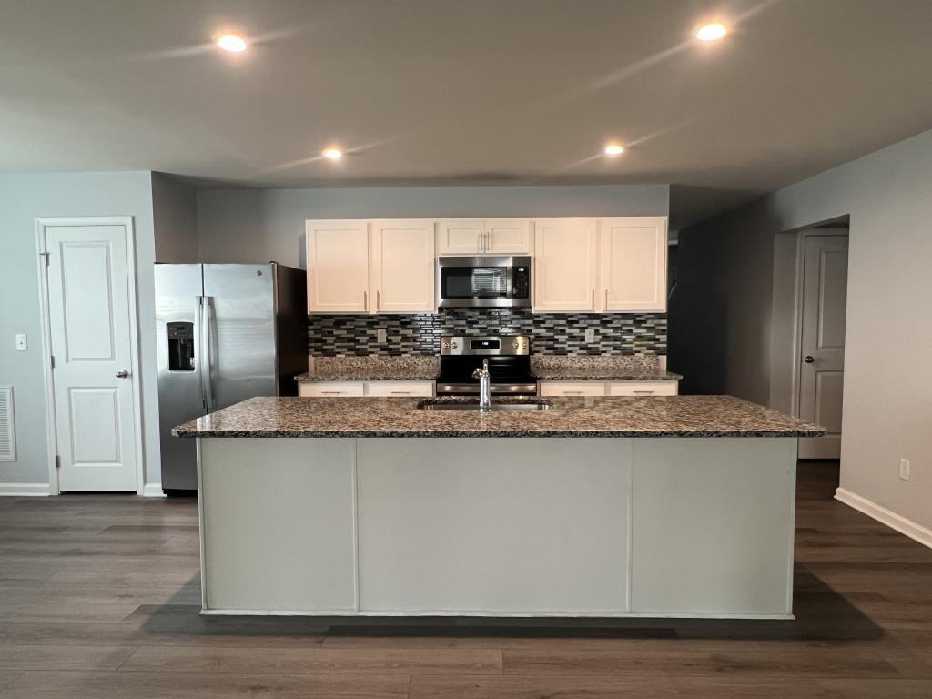 1008 Skipjack Ln - Photo 3 of 24