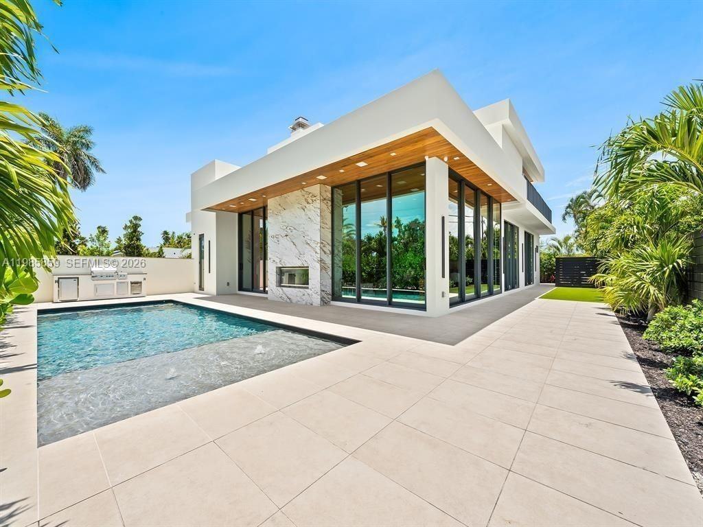 2657 Ne 34th St - Photo 2 of 11