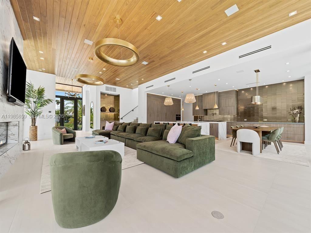 2657 Ne 34th St - Photo 4 of 11