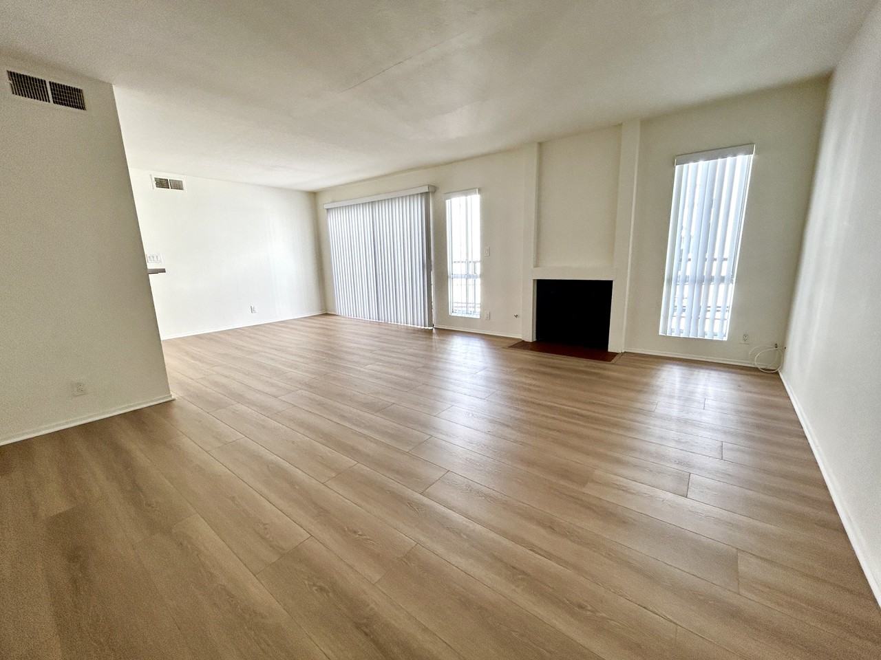 4319 Whitsett Ave - Photo 4 of 15