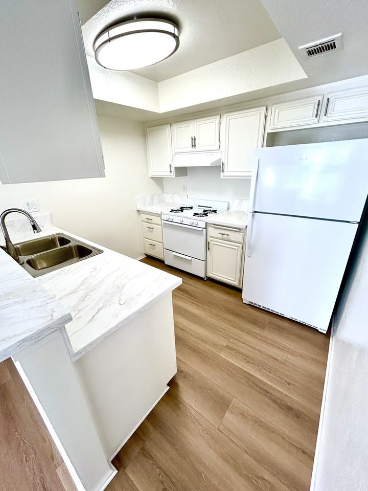 4319 Whitsett Ave - Photo 6 of 15
