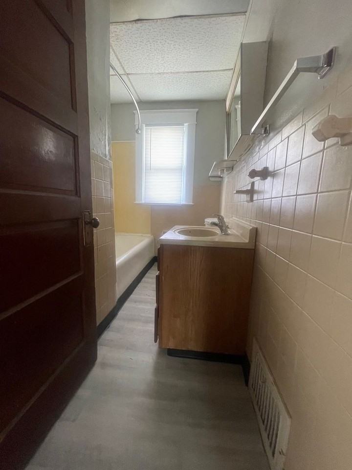 2105 W Jackson St - Photo 3 of 11