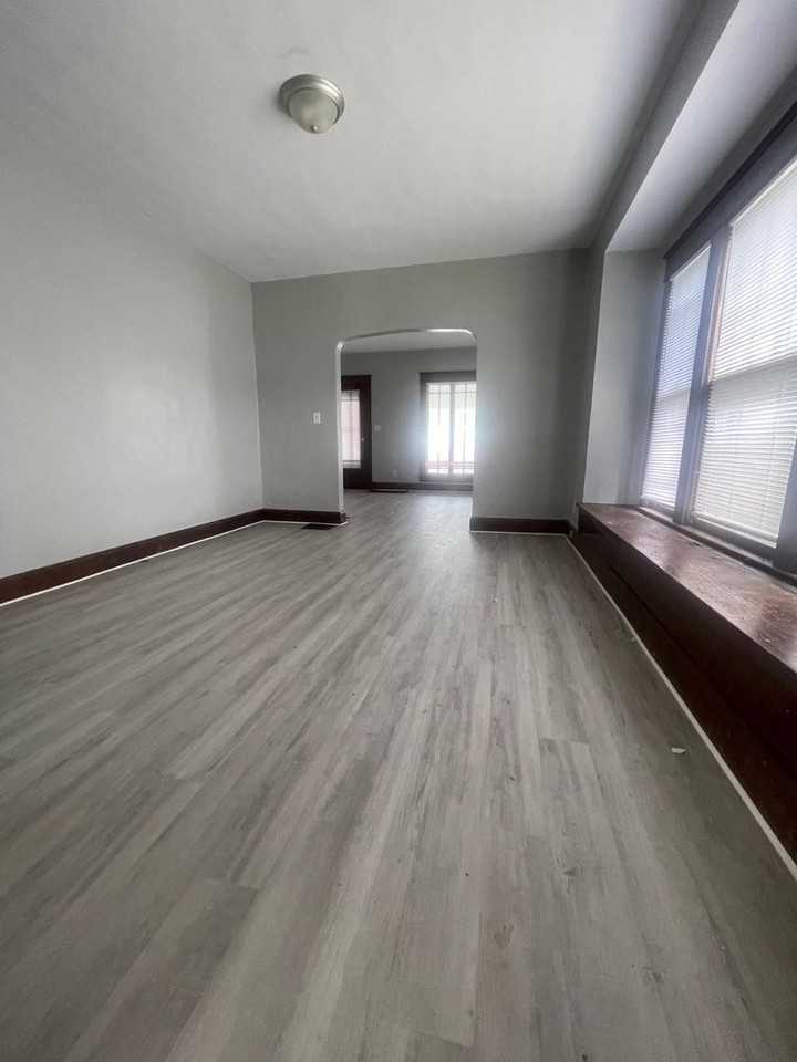 2105 W Jackson St - Photo 7 of 11