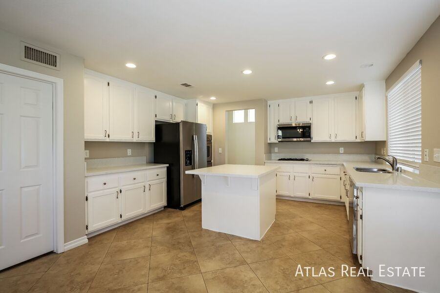 1030 Moorpoint Dr - Photo 5 of 17