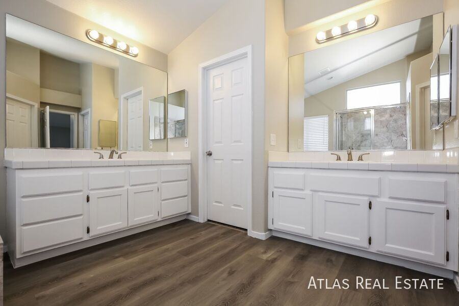 1030 Moorpoint Dr - Photo 7 of 17