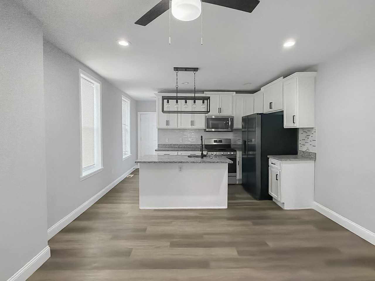 733 N Linwood Ave - Photo 5 of 25