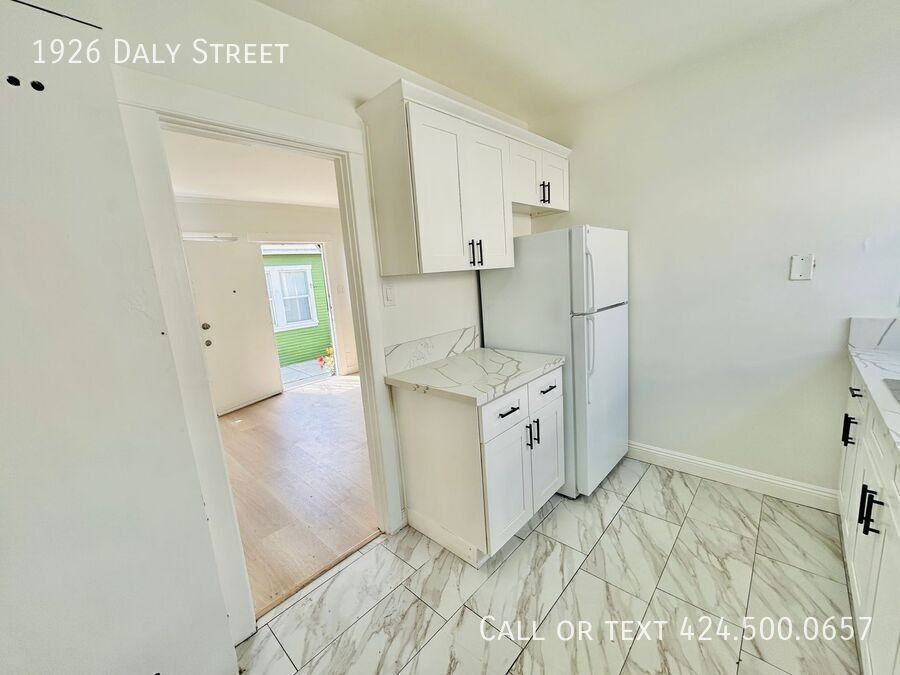 1926 Daly St - Photo 3 of 6