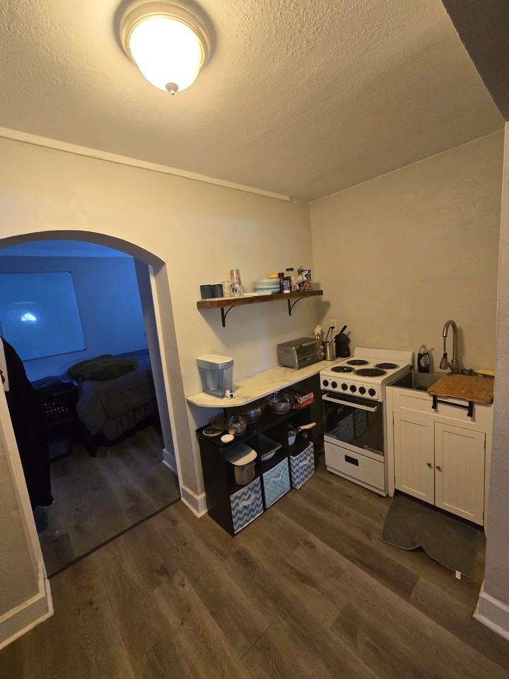 925 17th St S #B - Photo 5 of 9