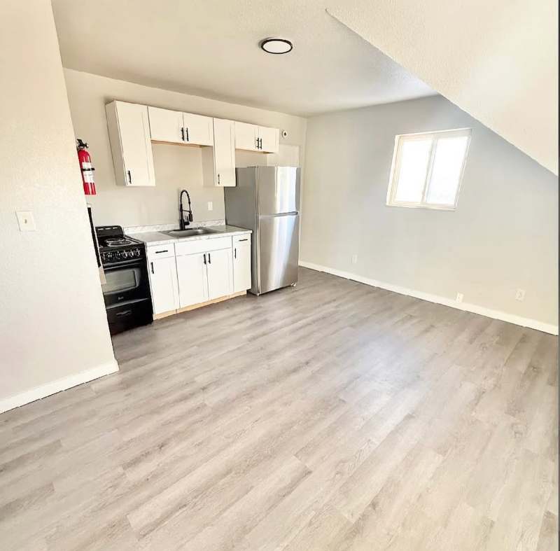 608 Bay State Ave - Photo 3 of 4