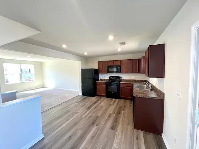 106 Coldwater Creek Ct - Photo 4 of 11