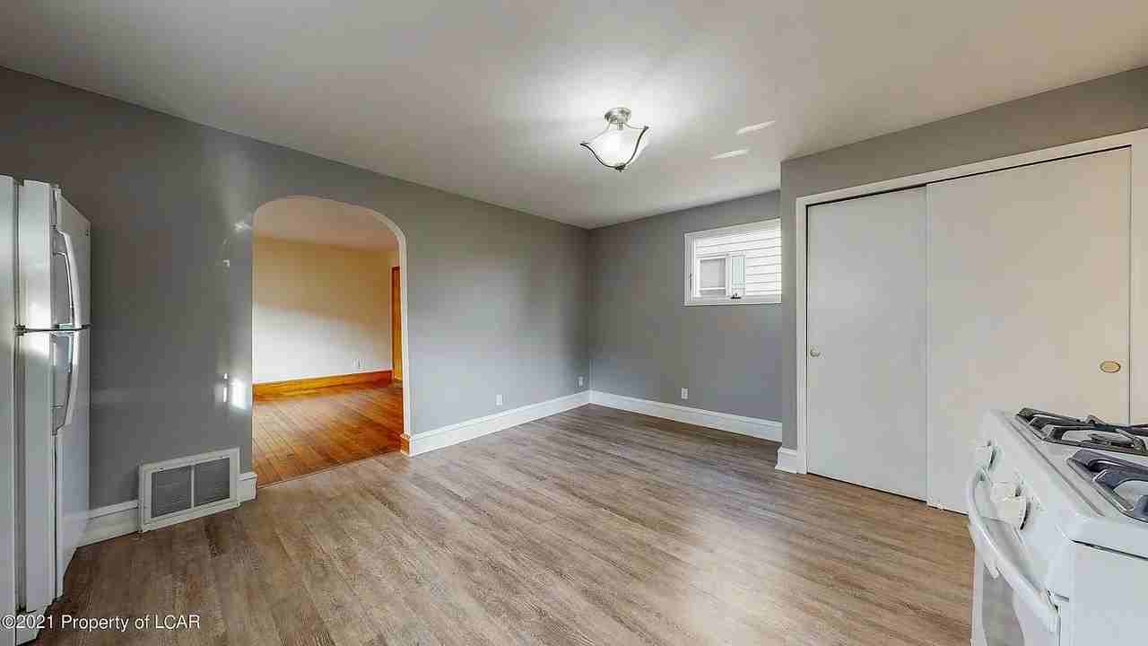 20 Oak St - Photo 2 of 6