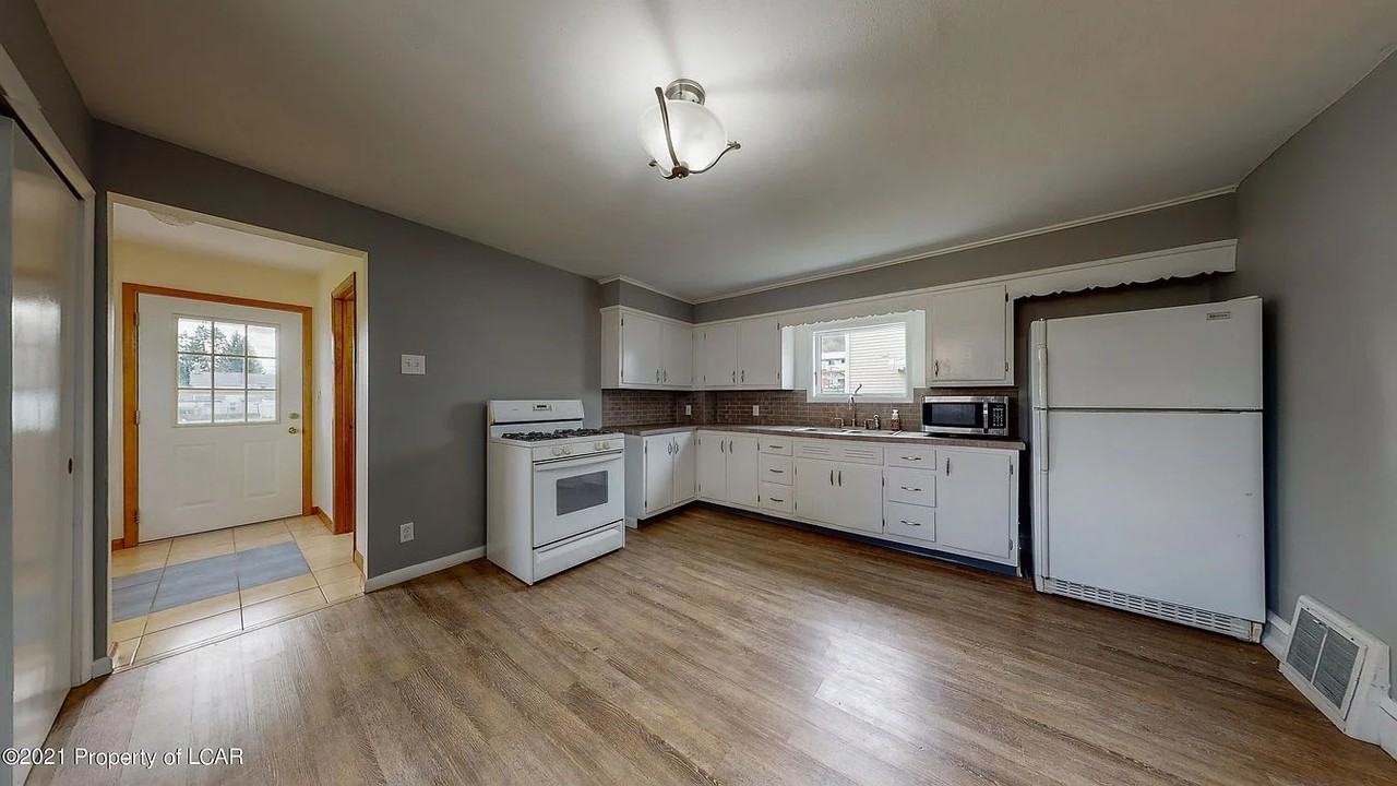 20 Oak St - Photo 3 of 6