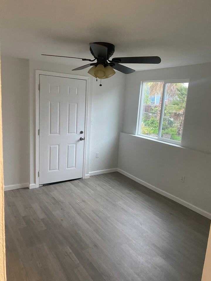 2204 E 24th St - Photo 4 of 12