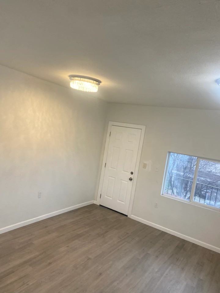 2204 E 24th St - Photo 7 of 12