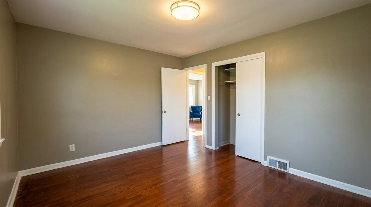 220 Greenvale Rd - Photo 3 of 4