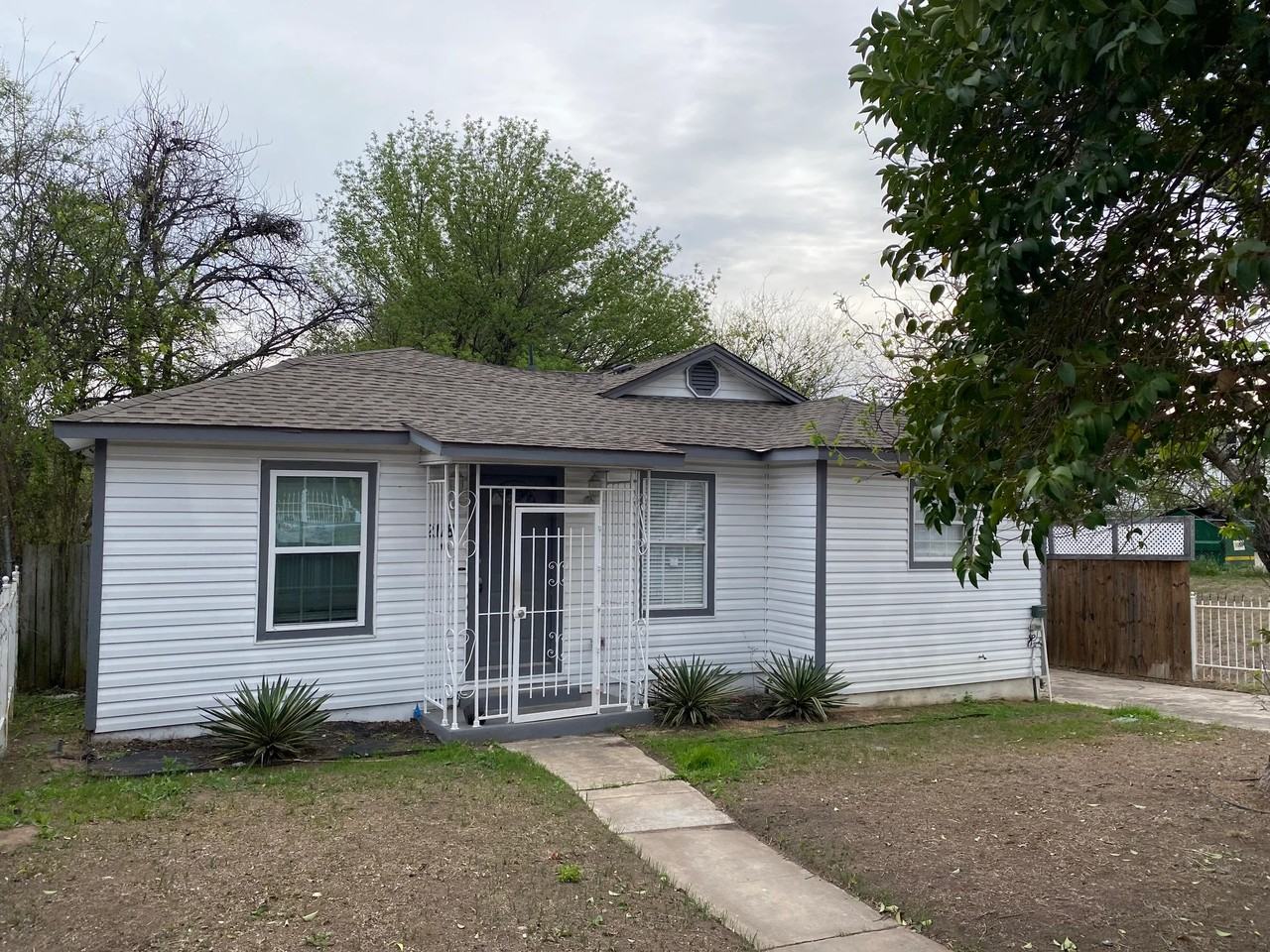 2118 Burnet St - Photo 4 of 16