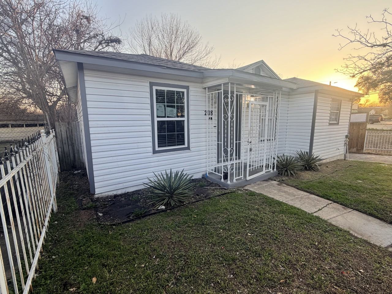 2118 Burnet St - Photo 6 of 16