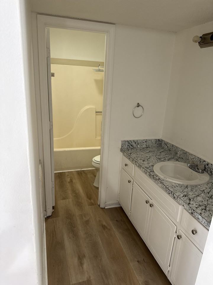 1326 N Frye Ave #I - Photo 4 of 6