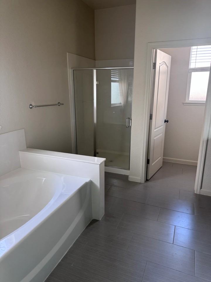 335 Parliament Way - Photo 5 of 13