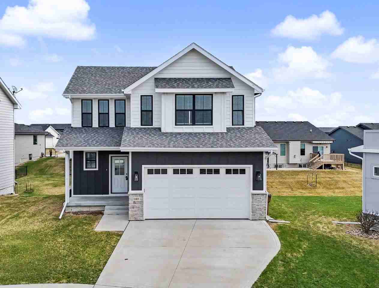 1401 Ne Savana Dr - Photo 2 of 37