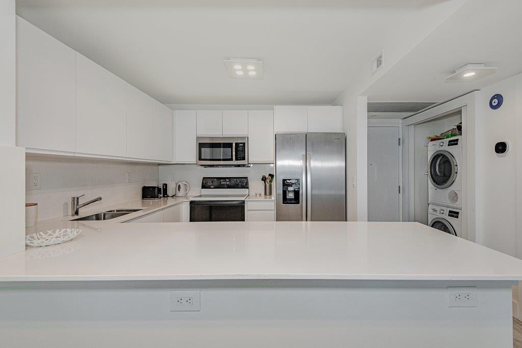 2301 Collins Ave #604 - Photo 6 of 32