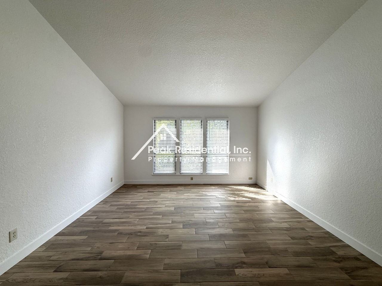 9378 Rolling Glen Ct - Photo 6 of 32