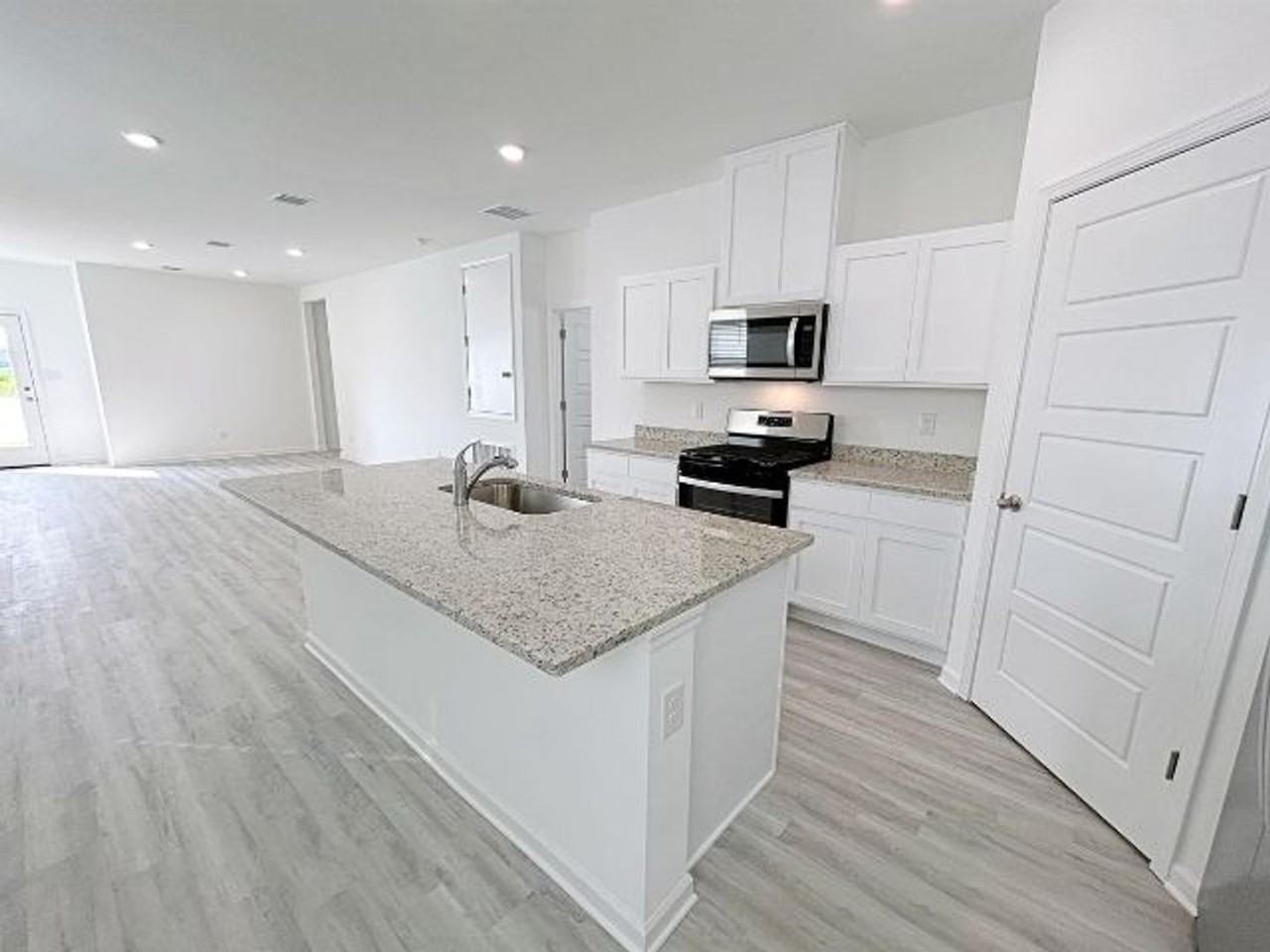 1047 Drago Dr - Photo 2 of 6