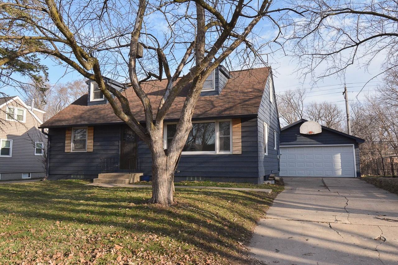 633 23rd St Ne - Photo 2 of 25