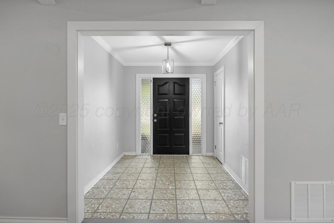 3703 Montague Dr - Photo 4 of 31