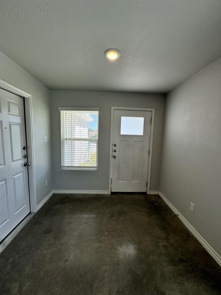 1610 Tejas Trl #B - Photo 4 of 30