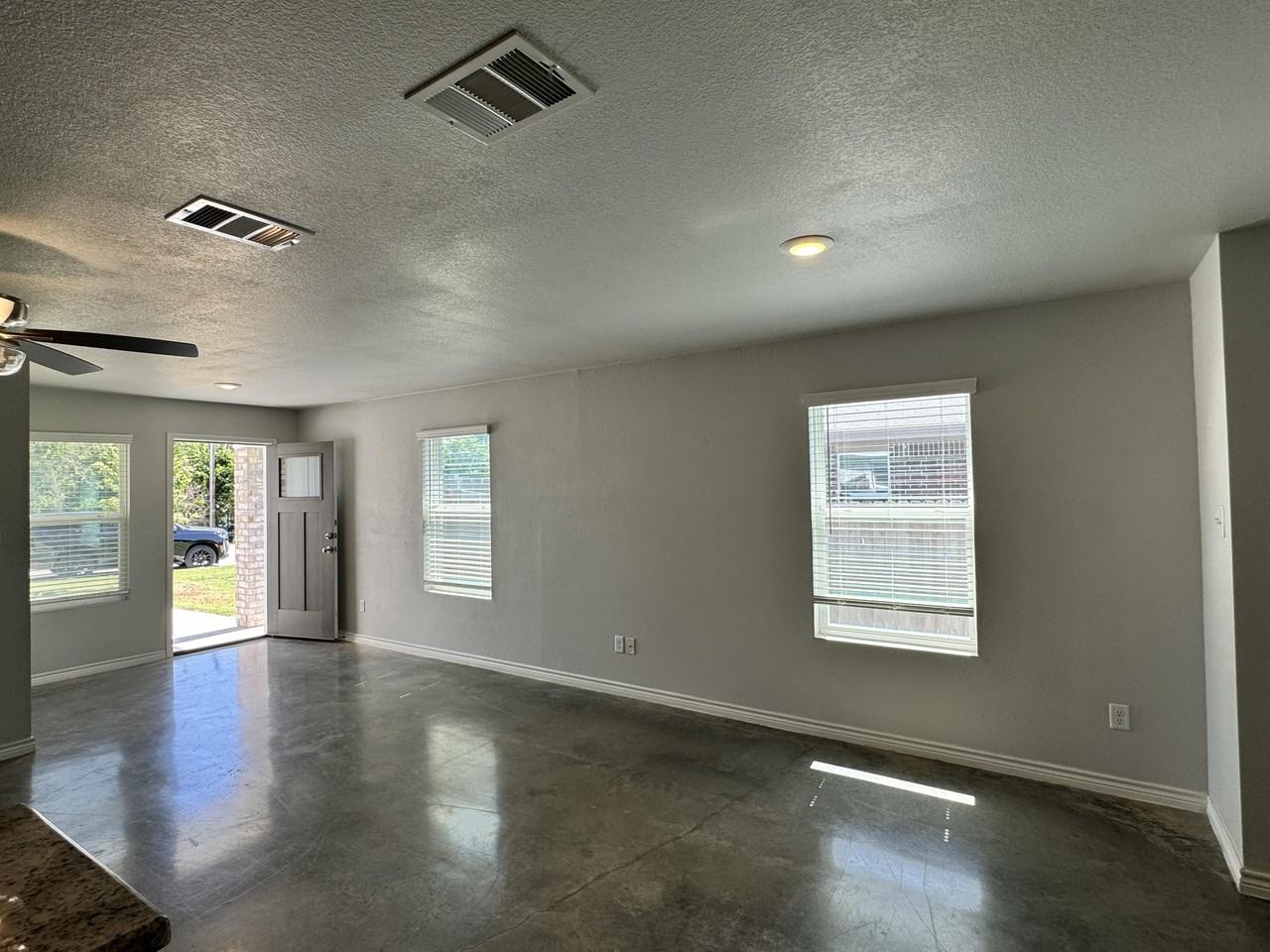 1610 Tejas Trl #B - Photo 5 of 30