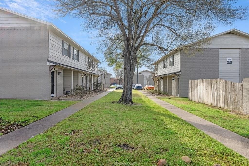 1400 Summit St Apt A - Photo 2 of 12