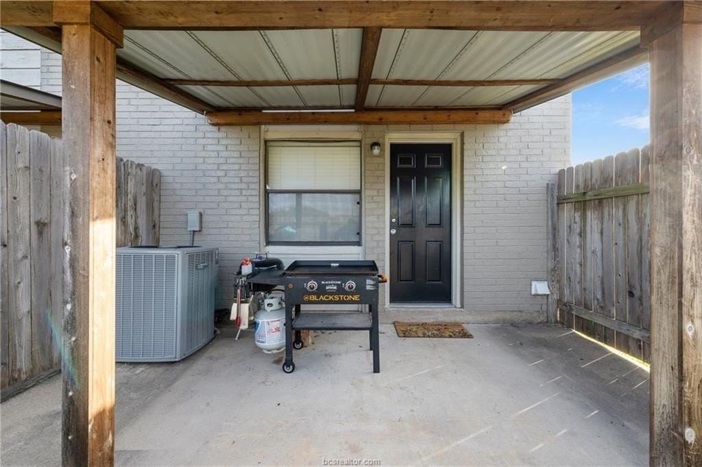 1400 Summit St Apt A - Photo 3 of 12