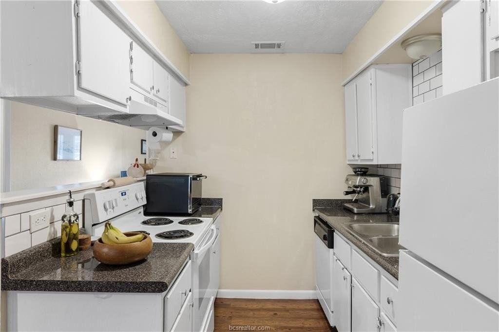 1400 Summit St Apt A - Photo 7 of 12