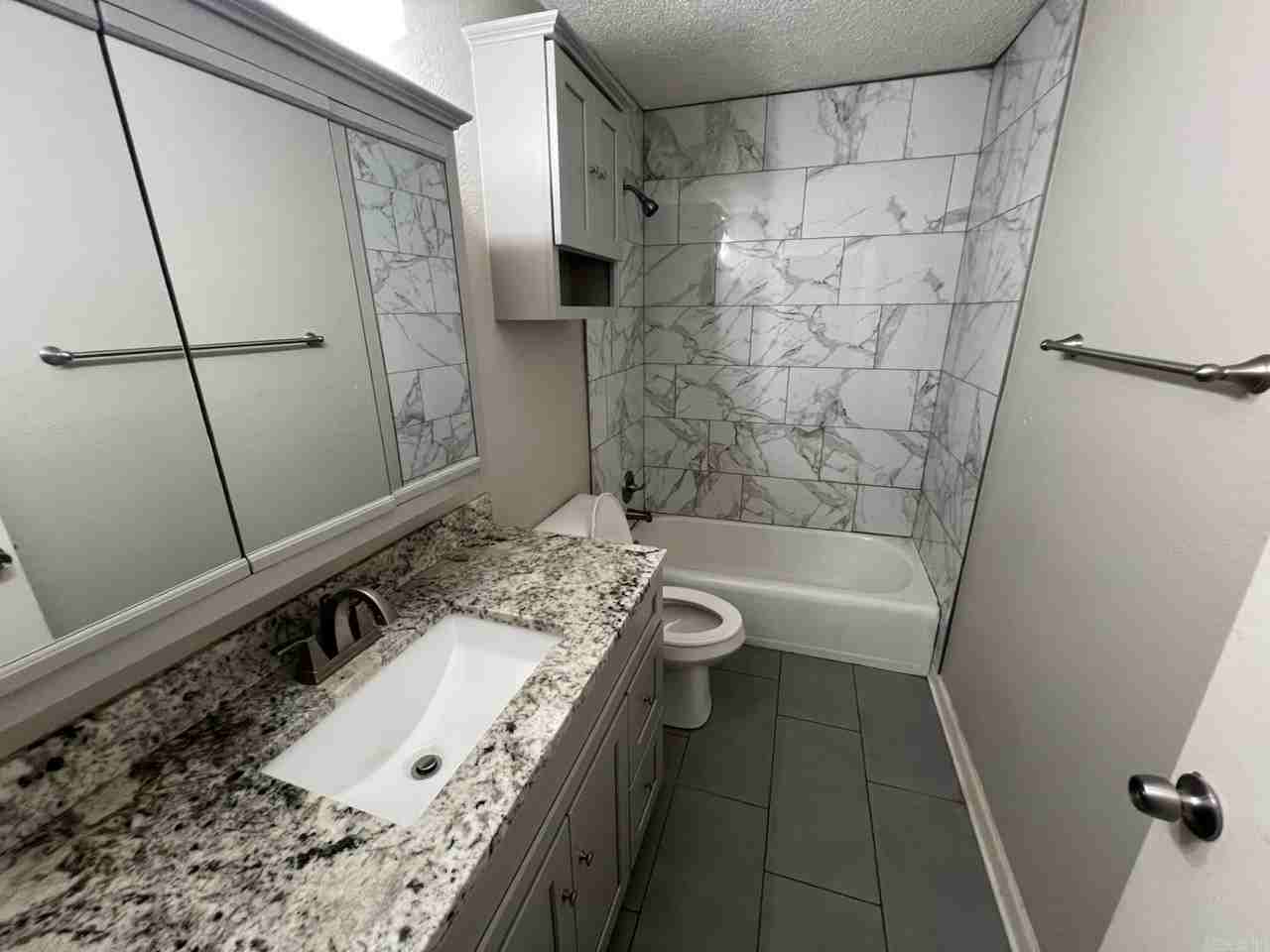 2700 S Spring St - Photo 2 of 4