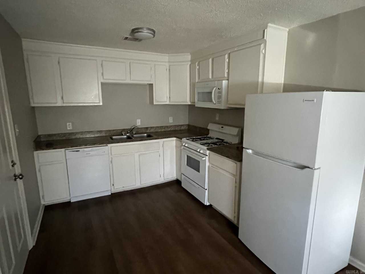 2700 S Spring St - Photo 4 of 4