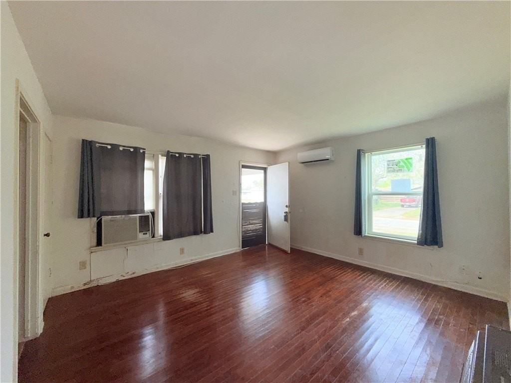 921 Oak St - Photo 2 of 5