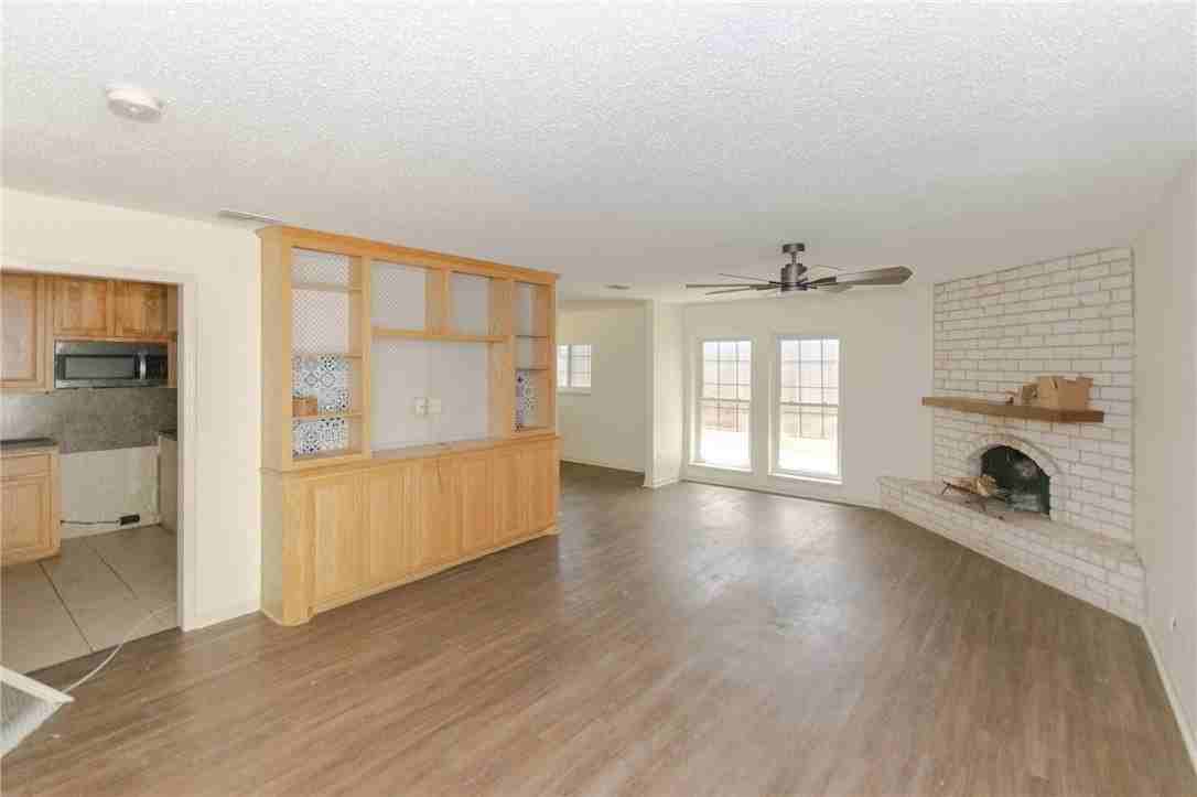 2240 Lombardy Dr - Photo 3 of 9