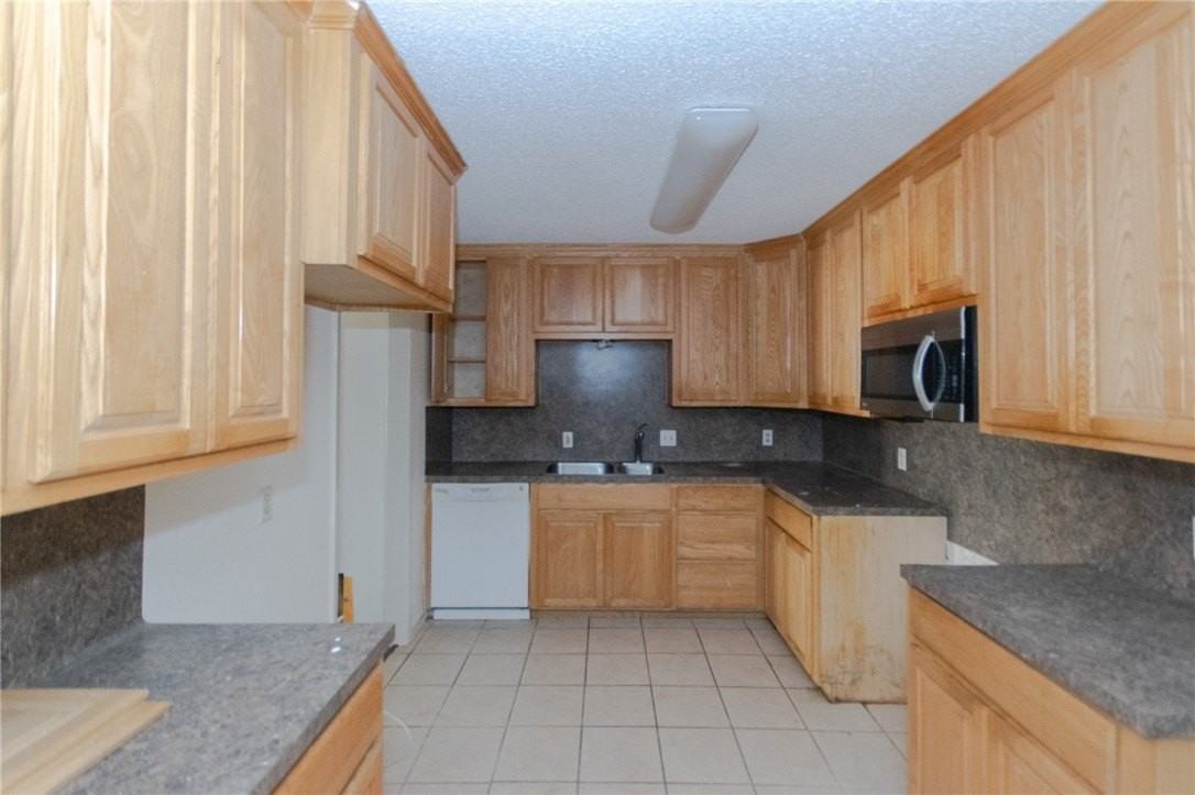 2240 Lombardy Dr - Photo 4 of 9