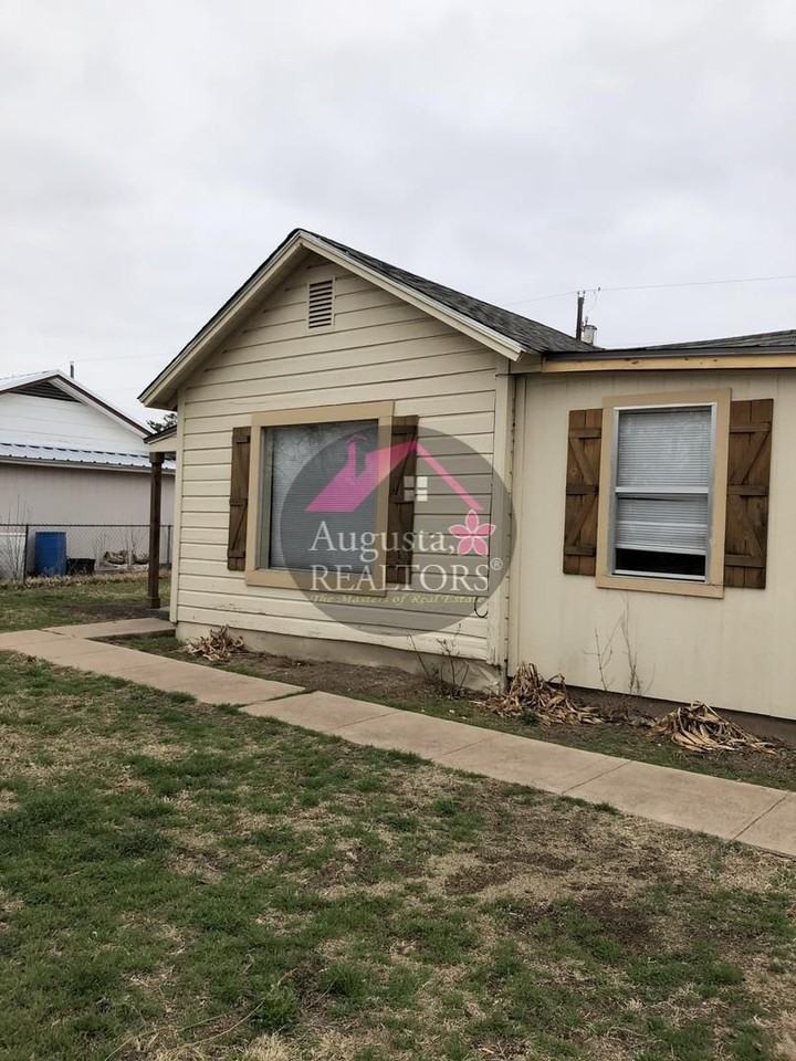 1642 Poplar St - Photo 2 of 10